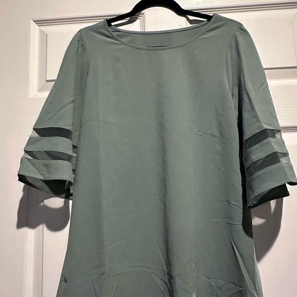 LookbookStore Women Casual Crewneck Mesh Panel 3/4 Bell
Sleeve Loose Tunic Dress - Picture 3 of 4